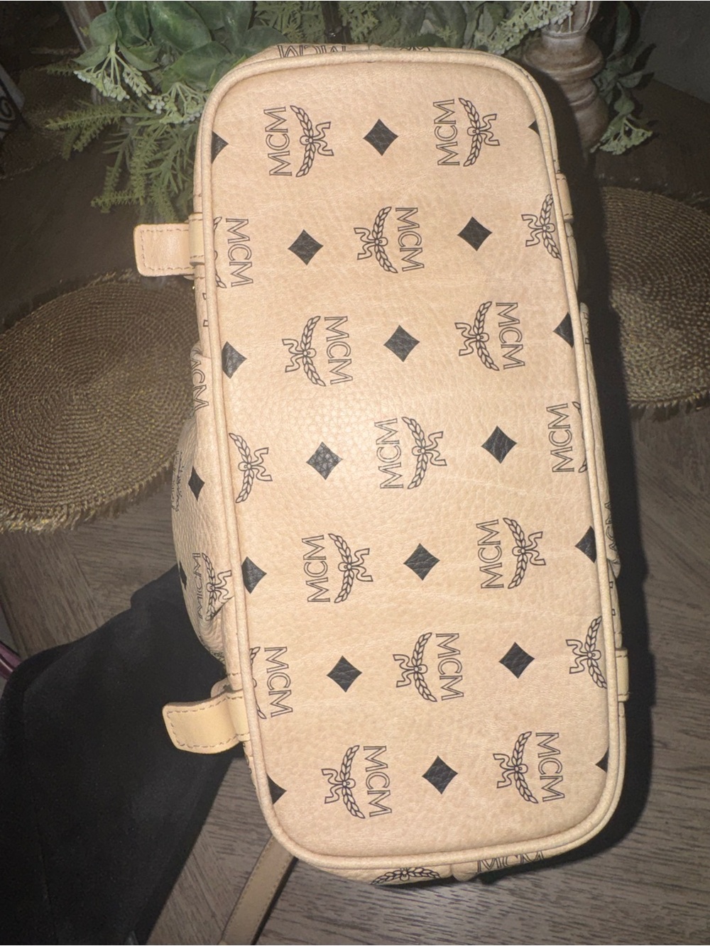 MCM Beige Logo Shoulder Bag with Gold Hardware in EUC - Picture 4 of 7